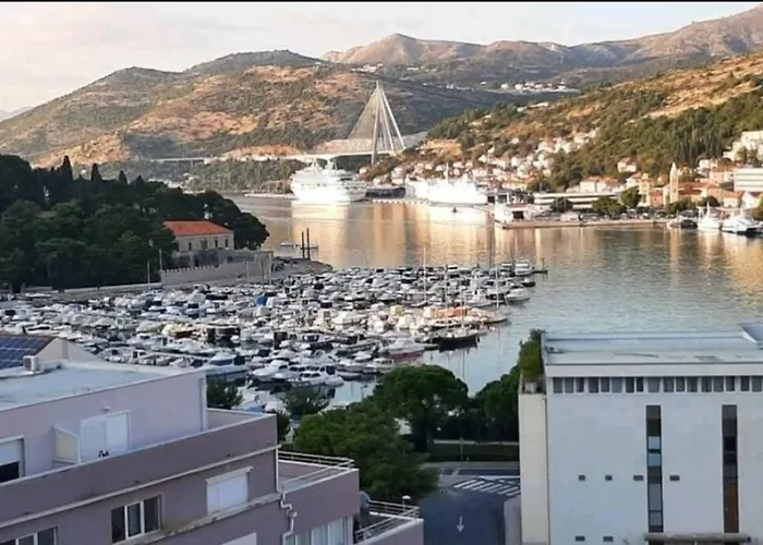 Gorgeous Sea View With Free Parking Apartament Dubrownik